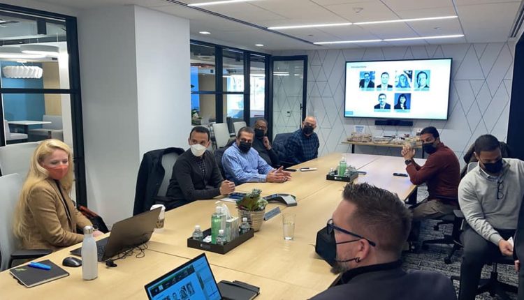 جانب من اجتماع وزير الإسكان بمسئولي شركة «HKS» الأمريكية