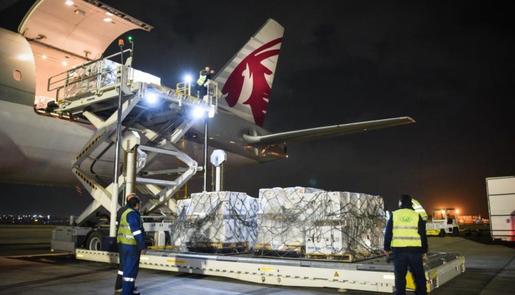 مطار القاهرة يستقبل شحنة جديدة من لقاحات فايزر