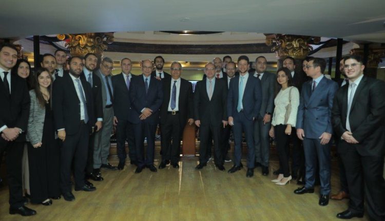 رئيس البورصة يتوسط قيادات شركة ماكرو جروب