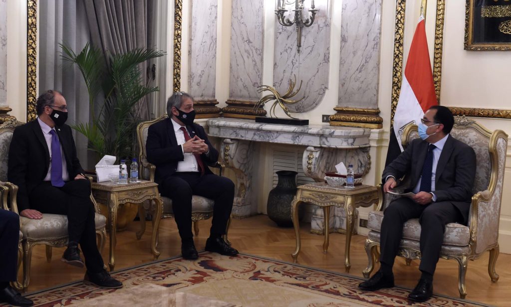 رئيس الوزراء: نرحب باستضافة مقر إقليمي للاتحاد الدولي لجمعيات الصليب والهلال الأحمر جانب من اجتماع رئيس الوزراء