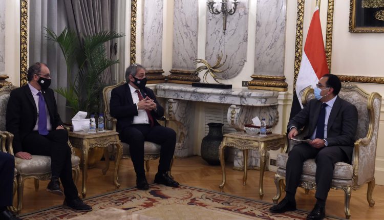 جانب من اجتماع رئيس الوزراء