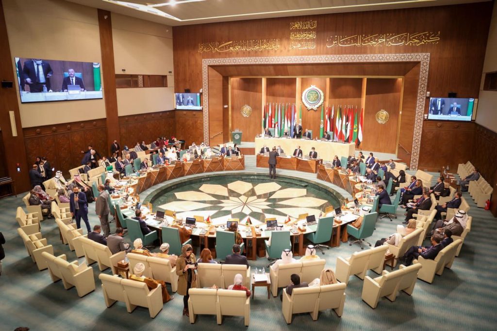 القائم بأعمال وزير الصحة يطالب بتوحيد الجهود العربية لتحقيق الاكتفاء الذاتي من لقاحات كورونا جانب من الاجتماع