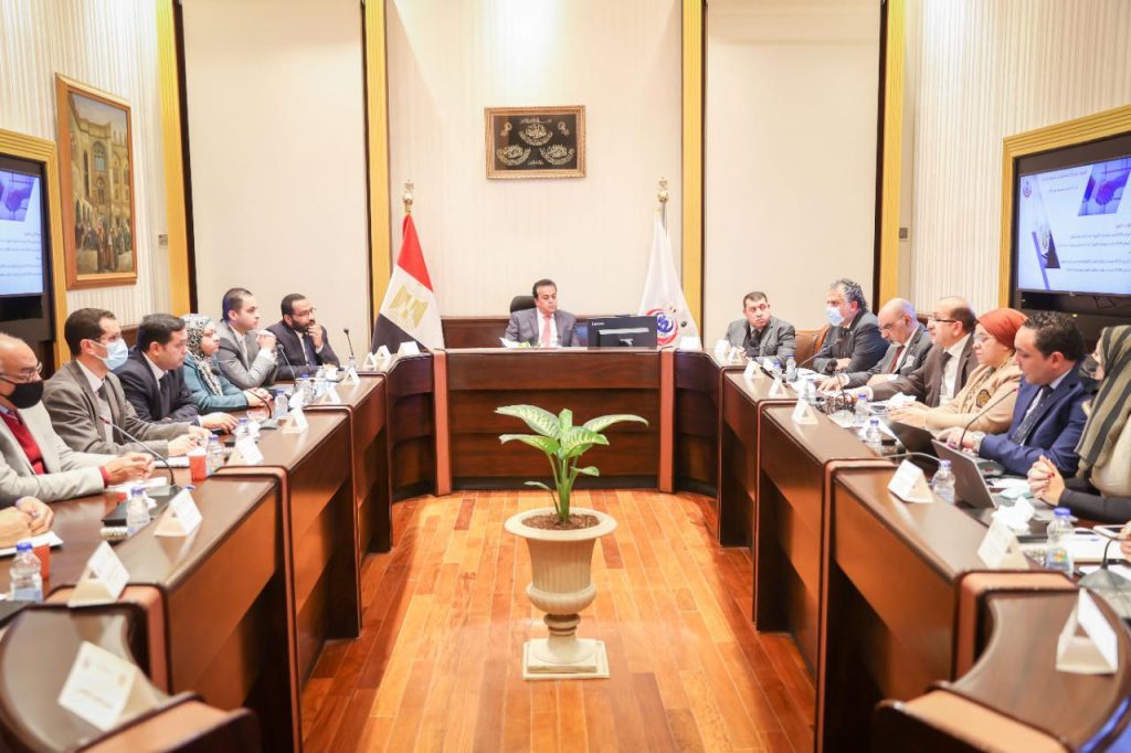الصحة: الخطوط الساخنة بالوزارة تعاملت مع 5.7 مليون اتصال من المواطنين خلال عام حانب من الاجتماع