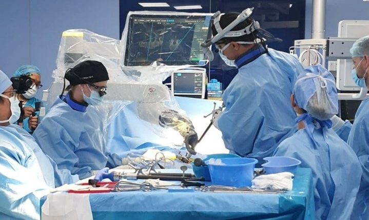 «ياس كلينِك» تجري أول جراحة روبوتية للعمود الفقري في الشرق الأوسط