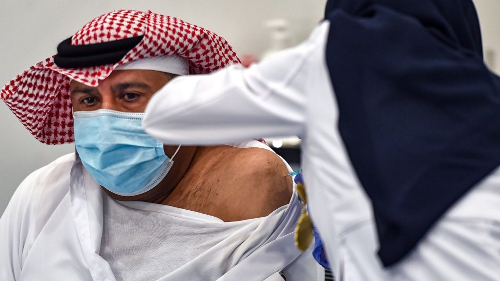 مع تخفيف قيود كورونا.. الكويت: إلغاء شرط إجراء فحص الـPCR للقادمين من الخارج لقاح كورونا في الخليج