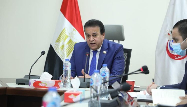 القائم بعمل وزير الصحة والسكان خلال الاجتماع