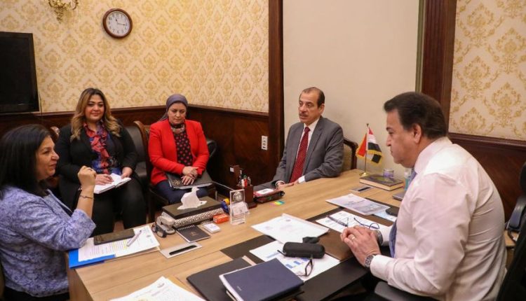 القائم بعمل وزير الصحة يلتقي ممثل منظمة الصحة العالمية في مصر