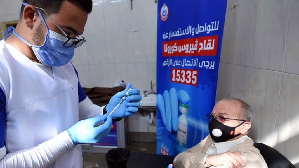الصحة: جرعة رابعة من لقاح كورونا لمن حصل على الجرعات الثلاثة دون حجز مسبق تطعيم لقاح كورونا في مصر