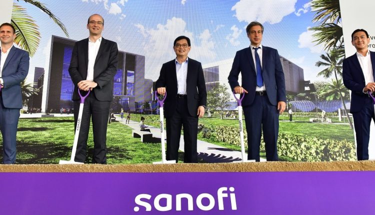 جانب من وضع حجر الأساس لمنشأة سانوفي