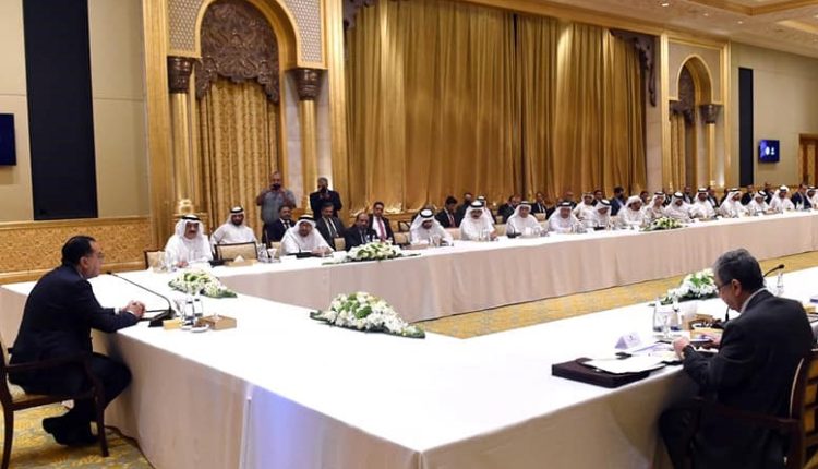 جانب من اجتماع رئيس الوزراء بعدد من المستثمريين الإماراتيين