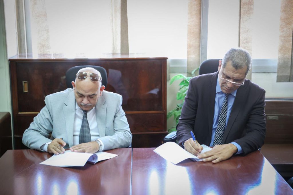 «الصحة» توقع مذكرة لتقديم خدمات تنظيم الأسرة بالمجان لأكثر من مليون عاملة بمصانع الملابس جانب من التوقيع