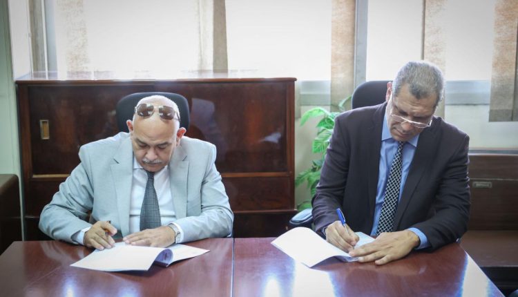 جانب من التوقيع