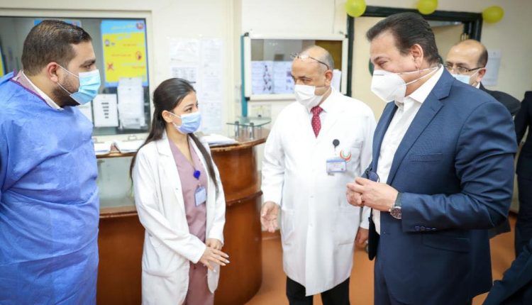 وزير الصحة خلال الجولة التفقدية