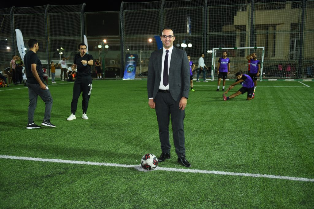 بالصور.. معاون رئيس هيئة الدواء يشارك في انطلاق بطولة «كأس سوق الدواء» ويطلق ضربة البداية في المباراة الافتتاحية الدكتور حماده الشريف مساعد رئيس هيئة الدواء يفتتح بطولة سوق الدواء