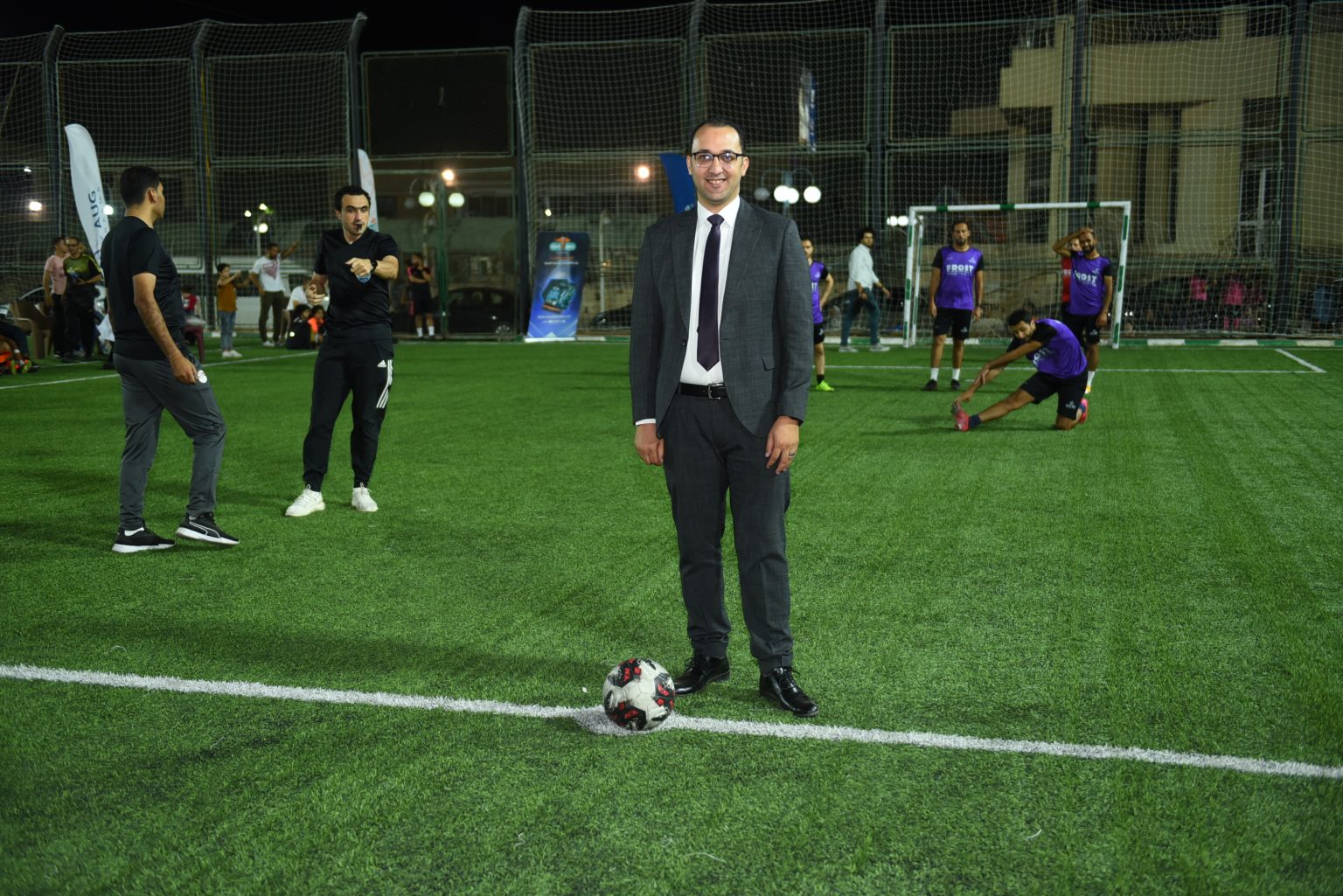 بالصور.. معاون رئيس هيئة الدواء يشارك في انطلاق بطولة «كأس سوق الدواء» ويطلق ضربة البداية في المباراة الافتتاحية الدكتور حماده الشريف مساعد رئيس هيئة الدواء يفتتح بطولة سوق الدواء