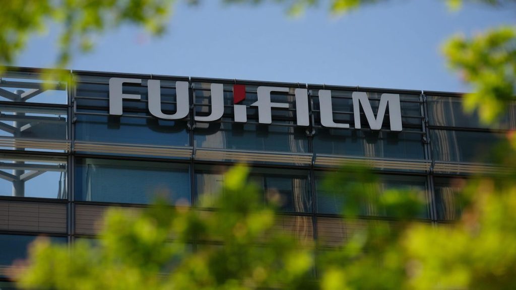 «فوجي فيلم» اليابانية تعتزم استثمار 1.6 مليار دولار في قطاع الأدوية الحيوية شعار شركة فوجي فيلم اليابانية