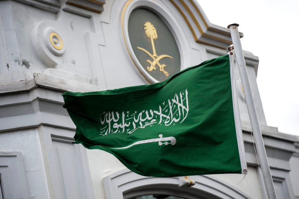 السعودية تسمح بسفر مواطنيها للخارج دون اشتراط التحصين بلقاح كورونا السعودية