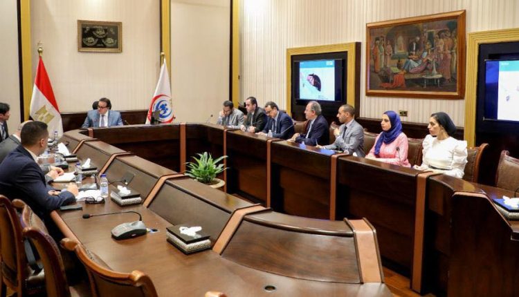 جانب من اجتماع القائم بأعمال وزير الصحة