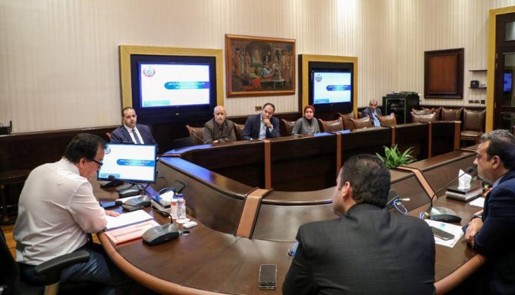 جانب من اجتماع القائم بأعمال وزير الصحة