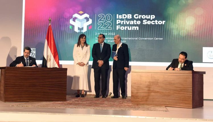 جانب من التوقيع