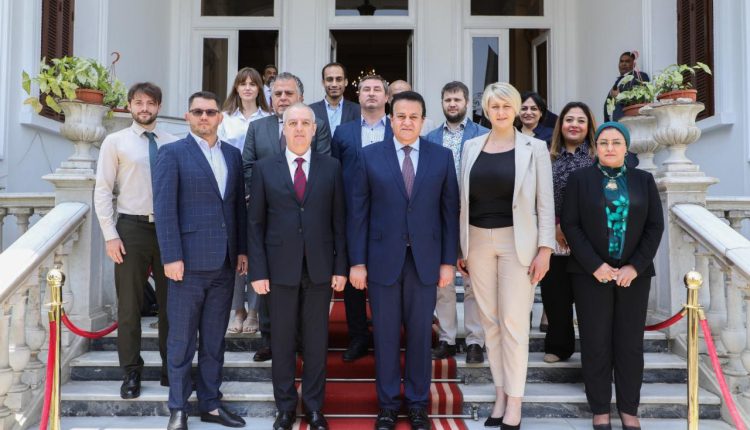 وزير الصحة يتوسط وفد حكومي من مدينة «سانت بطرسبرغ»