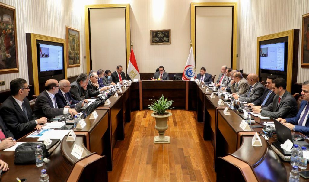 القائم بأعمال وزير الصحة يوجه بتطعيم المواطنين بلقاح كورونا لمن مرَ على جرعته السابقة 6 أشهر جانب من الاجتماع