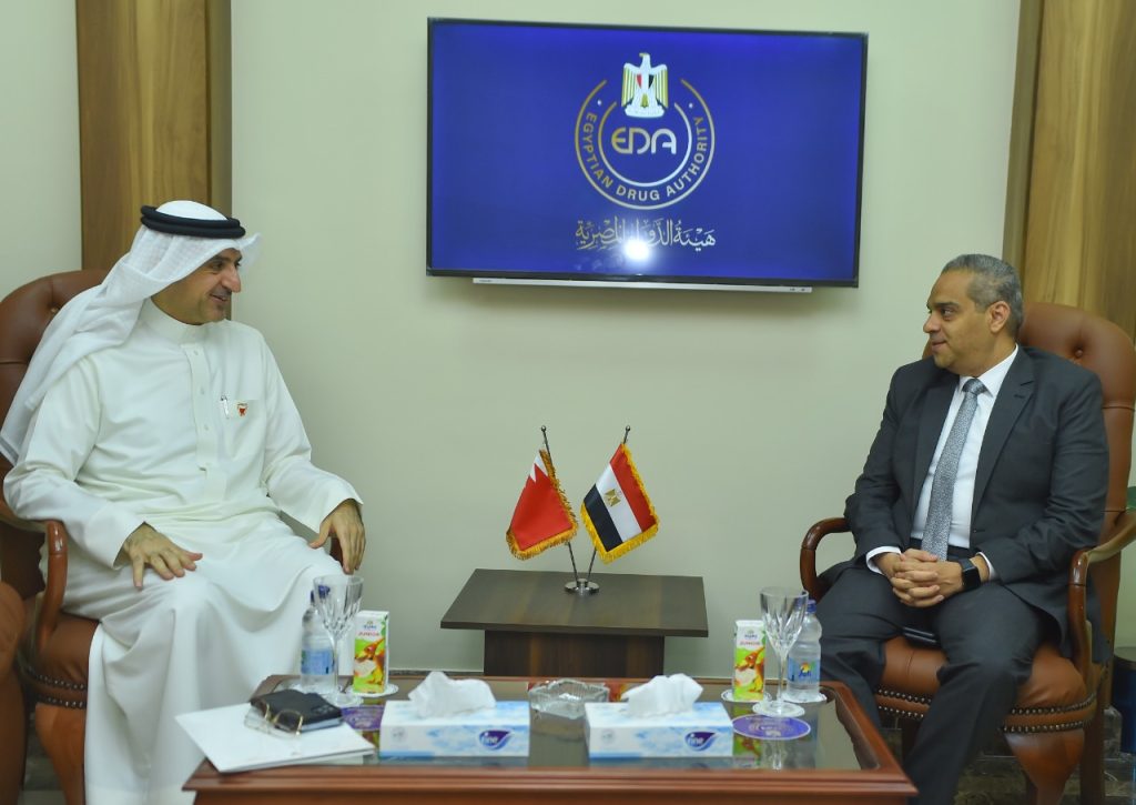 رئيس هيئة الدواء يستقبل السفير البحريني لبحث التعاون في مجال الصناعة والرقابة الدوائية.. «صور»