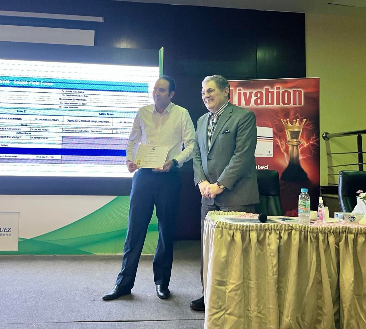 الدكتور السيد البدوي يكرم مدراء المناطق ومندوبي الدعاية الطبية بشركة «سيجما»