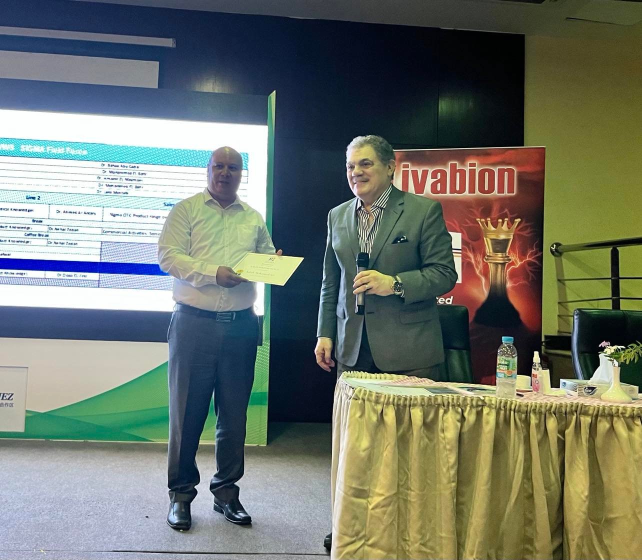 الدكتور السيد البدوي يكرم مدراء المناطق ومندوبي الدعاية الطبية بشركة «سيجما»