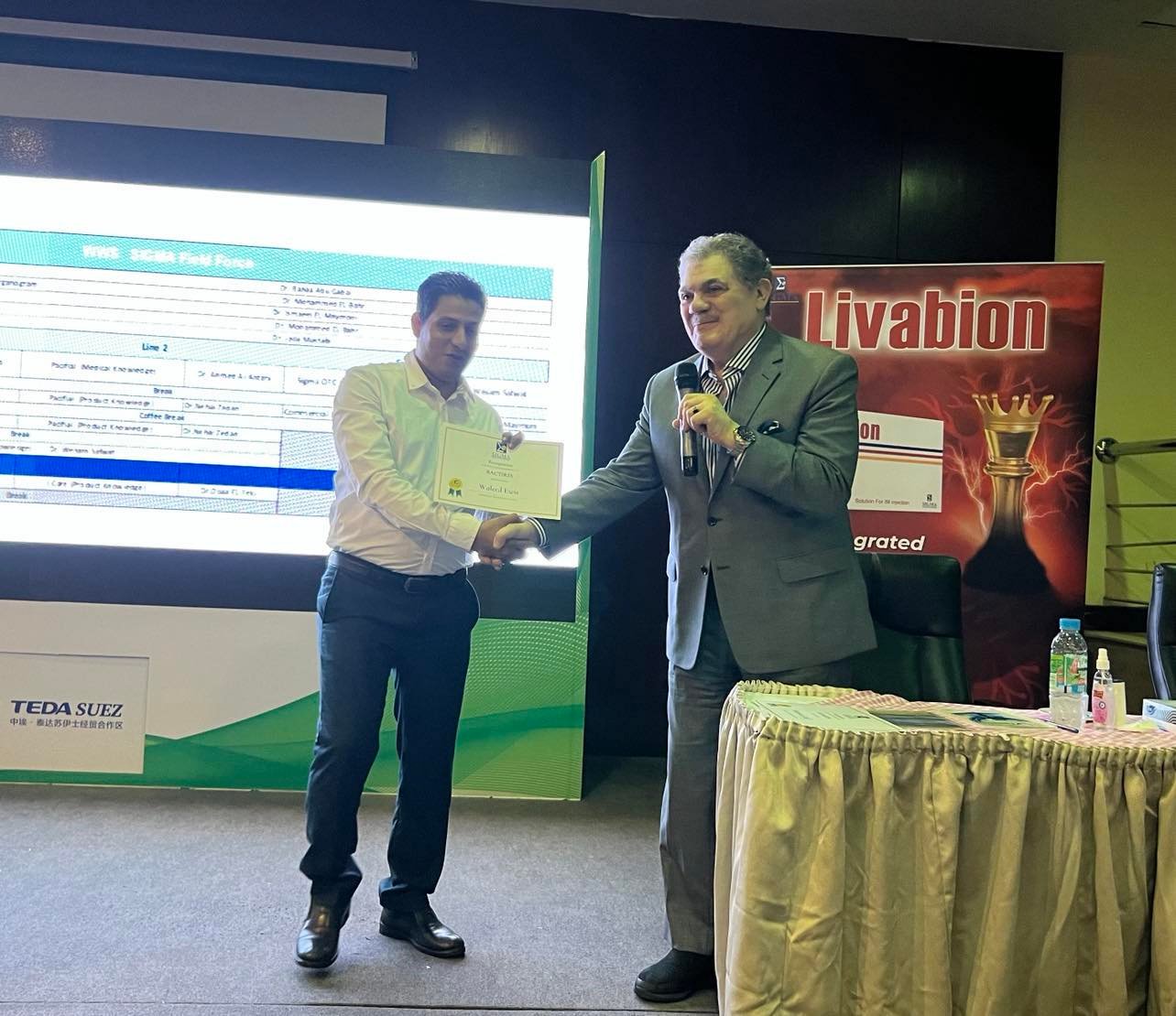  الدكتور السيد البدوي يكرم مدراء المناطق ومندوبي الدعاية الطبية بشركة «سيجما»  