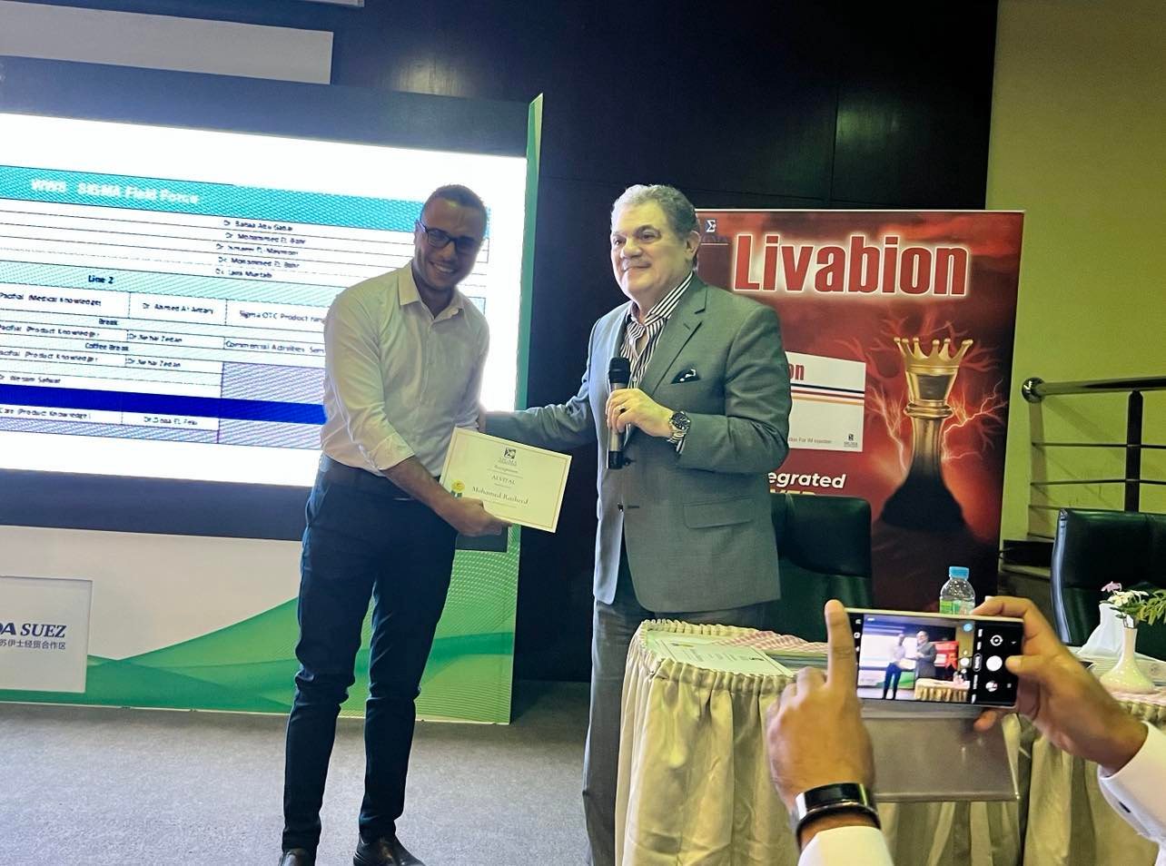 الدكتور السيد البدوي يكرم مدراء المناطق ومندوبي الدعاية الطبية بشركة «سيجما»