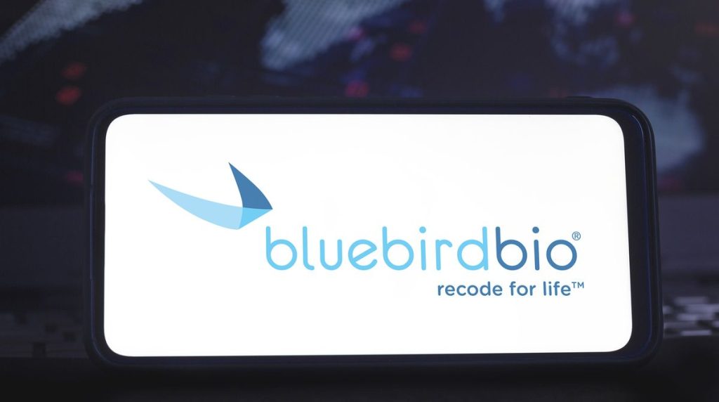 هيئة الدواء الأمريكية توافق لـ«Bluebird Bio» على أغلى علاج في العالم بسعر 2.8 مليون دولار شعار شركة Bluebird Bio الأمريكية
