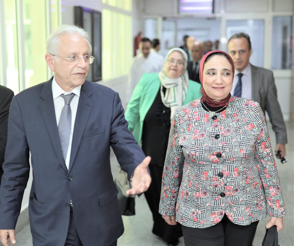 بتمويل يصل إلى مليون جنيه..تفاصيل قرض السيارة لأصحاب الأعمال والمهن الحرة ببنك الاسكندرية يقدم بنك الإسكندرية عدد من الخيارات التمويلية المتنوعة لقرض السيارة حيث تتضمن برامج التمويل برنامج خاصا لأصحاب الأعمال والمهن الحرة. وتصل قيمة التمويل إلى مليون جنيه فيما تصل مدة التمويل الى ٥ سنوات ويقدم البنك التمويل حتى ١٠٠٪ من قيمة السيارة. متطلبات التمويل يشترط بنك الإسكندرية أن يتراوح عمر العميل بين ٢٥ الى ٦٥ عام  وأن يكون الحد الادنى لمدة النشاط عامين. المستندات المطلوبة:  يطلب البنك صورة من بطاقة الرقم القومي وكشف حساب بنكي (١٢ شهر)  بطاقة ضريبية سارية، بالإضافة إلى مستخرج سجل تجارى حديث (لا يتعدى ٣ أشهر). ويقدم العميل  فاتورة مرافق حديثة " غاز – كهرباء – تليفون " لا يتعدى تاريخها ٣ أشهر مع عرض سعر السيارة.