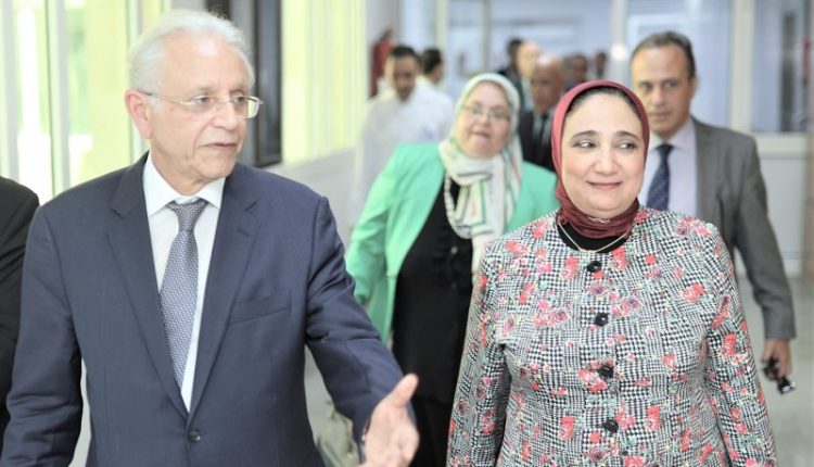 بتمويل يصل إلى مليون جنيه..تفاصيل قرض السيارة لأصحاب الأعمال والمهن الحرة ببنك الاسكندرية يقدم بنك الإسكندرية عدد من الخيارات التمويلية المتنوعة لقرض السيارة حيث تتضمن برامج التمويل برنامج خاصا لأصحاب الأعمال والمهن الحرة. وتصل قيمة التمويل إلى مليون جنيه فيما تصل مدة التمويل الى ٥ سنوات ويقدم البنك التمويل حتى ١٠٠٪ من قيمة السيارة. متطلبات التمويل يشترط بنك الإسكندرية أن يتراوح عمر العميل بين ٢٥ الى ٦٥ عام  وأن يكون الحد الادنى لمدة النشاط عامين. المستندات المطلوبة:  يطلب البنك صورة من بطاقة الرقم القومي وكشف حساب بنكي (١٢ شهر)  بطاقة ضريبية سارية، بالإضافة إلى مستخرج سجل تجارى حديث (لا يتعدى ٣ أشهر). ويقدم العميل  فاتورة مرافق حديثة " غاز – كهرباء – تليفون " لا يتعدى تاريخها ٣ أشهر مع عرض سعر السيارة.