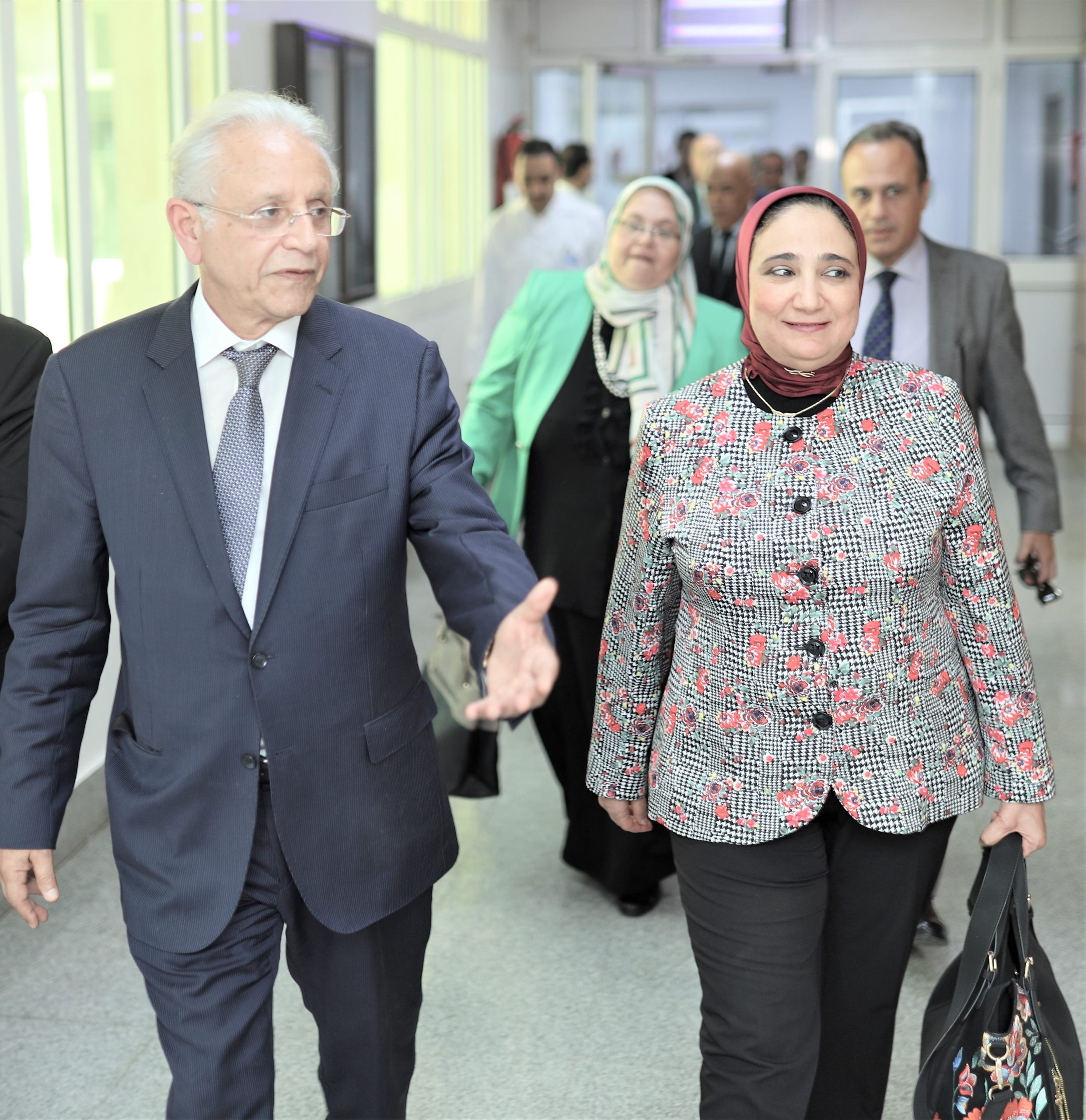 بتمويل يصل إلى مليون جنيه..تفاصيل قرض السيارة لأصحاب الأعمال والمهن الحرة ببنك الاسكندرية يقدم بنك الإسكندرية عدد من الخيارات التمويلية المتنوعة لقرض السيارة حيث تتضمن برامج التمويل برنامج خاصا لأصحاب الأعمال والمهن الحرة. وتصل قيمة التمويل إلى مليون جنيه فيما تصل مدة التمويل الى ٥ سنوات ويقدم البنك التمويل حتى ١٠٠٪ من قيمة السيارة. متطلبات التمويل يشترط بنك الإسكندرية أن يتراوح عمر العميل بين ٢٥ الى ٦٥ عام وأن يكون الحد الادنى لمدة النشاط عامين. المستندات المطلوبة: يطلب البنك صورة من بطاقة الرقم القومي وكشف حساب بنكي (١٢ شهر) بطاقة ضريبية سارية، بالإضافة إلى مستخرج سجل تجارى حديث (لا يتعدى ٣ أشهر). ويقدم العميل فاتورة مرافق حديثة " غاز – كهرباء – تليفون " لا يتعدى تاريخها ٣ أشهر مع عرض سعر السيارة.