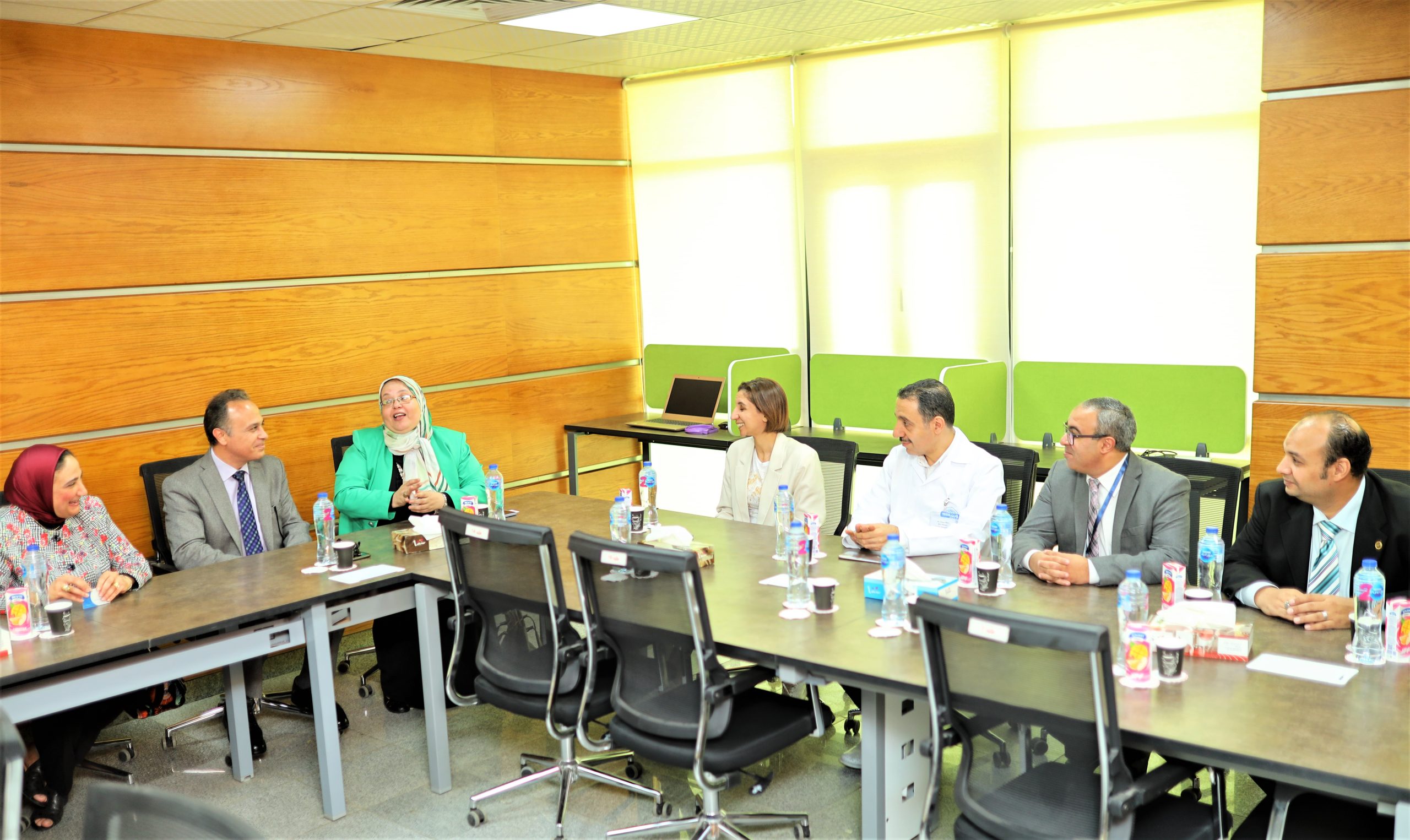 بتمويل يصل إلى مليون جنيه..تفاصيل قرض السيارة لأصحاب الأعمال والمهن الحرة ببنك الاسكندرية يقدم بنك الإسكندرية عدد من الخيارات التمويلية المتنوعة لقرض السيارة حيث تتضمن برامج التمويل برنامج خاصا لأصحاب الأعمال والمهن الحرة. وتصل قيمة التمويل إلى مليون جنيه فيما تصل مدة التمويل الى ٥ سنوات ويقدم البنك التمويل حتى ١٠٠٪ من قيمة السيارة. متطلبات التمويل يشترط بنك الإسكندرية أن يتراوح عمر العميل بين ٢٥ الى ٦٥ عام وأن يكون الحد الادنى لمدة النشاط عامين. المستندات المطلوبة: يطلب البنك صورة من بطاقة الرقم القومي وكشف حساب بنكي (١٢ شهر) بطاقة ضريبية سارية، بالإضافة إلى مستخرج سجل تجارى حديث (لا يتعدى ٣ أشهر). ويقدم العميل فاتورة مرافق حديثة " غاز – كهرباء – تليفون " لا يتعدى تاريخها ٣ أشهر مع عرض سعر السيارة.