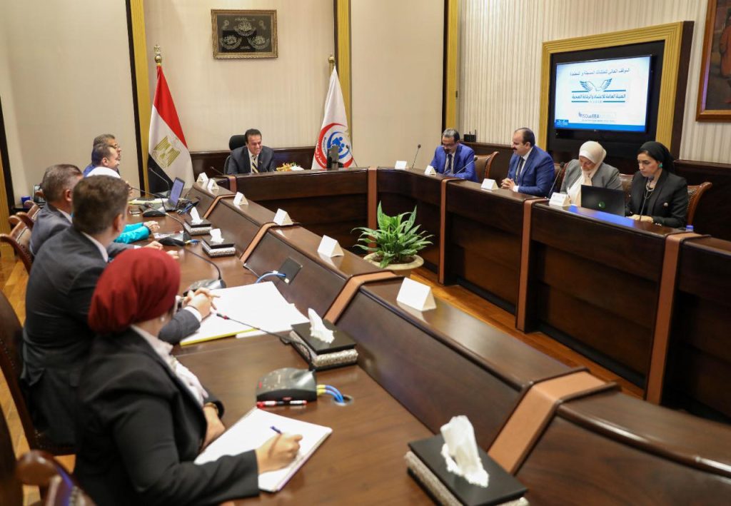 «الصحة» تبحث التعاون مع هيئة الاعتماد والرقابة الصحية لزيادة أعداد «المنشآت الخضراء» جانب من اجتماع وزير الصحة
