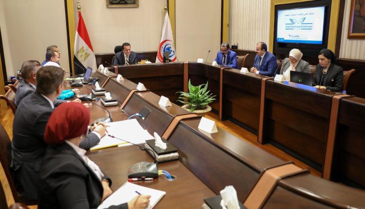 جانب من اجتماع وزير الصحة