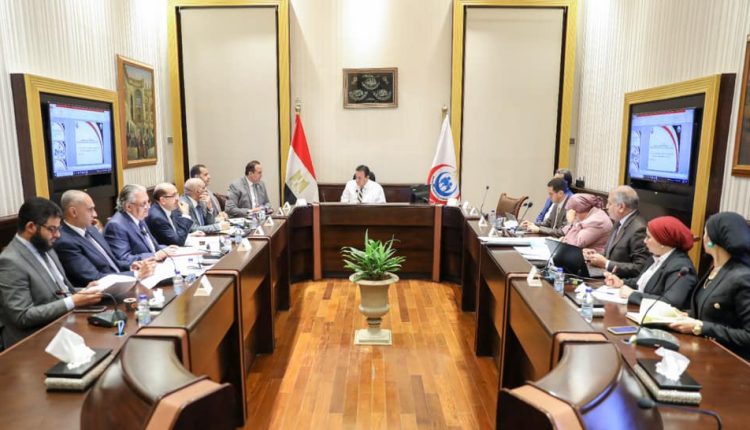 جانب من اجتماع وزير الصحة