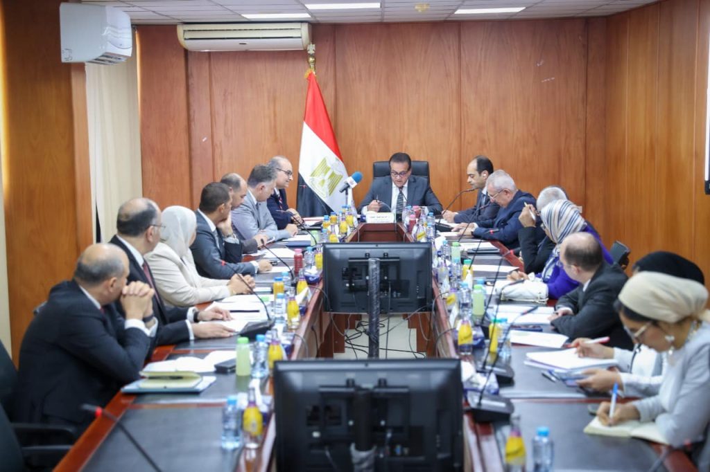 وزير الصحة: إنشاء معاهد جديدة لـ«الأسنان والكلى وصحة المرأة والطفل» جانب من الاجتماع