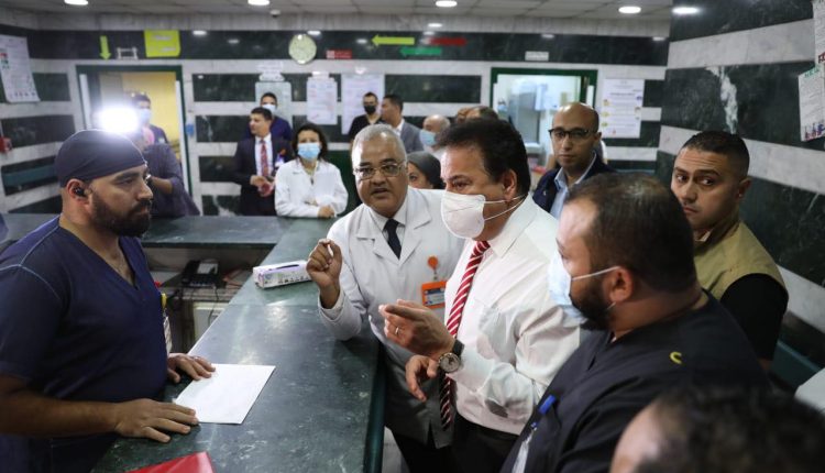 وزير الصحة يتفقد مستشفى البنك الأهلي