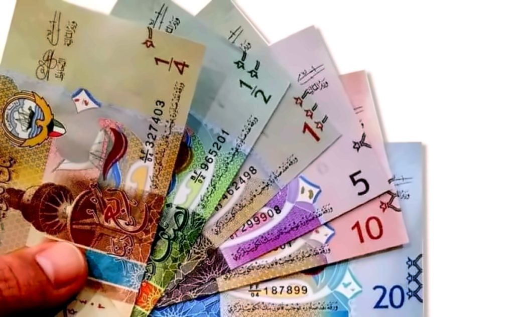 سعر الدينار الكويتي يتخطى الـ 73 جنيها بالبنك الأهلي المصري