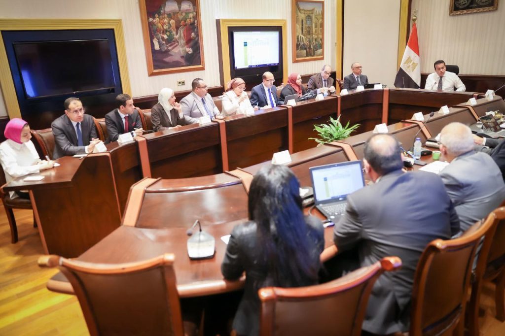 وزير الصحة يناقش الخطط التنفيذية لملفات العمل بقطاعات الوزارة للعام المقبل 2023 جانب من الاجتماع