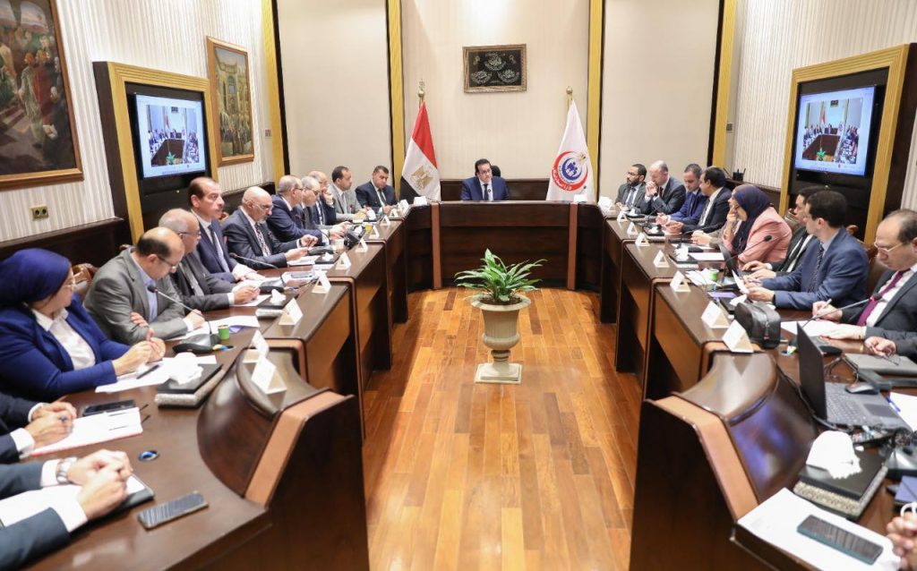 وزير الصحة يوجه بتشكيل لجان بالمديريات للمرور على مخازن التموين الطبي جانب من الاجتماع