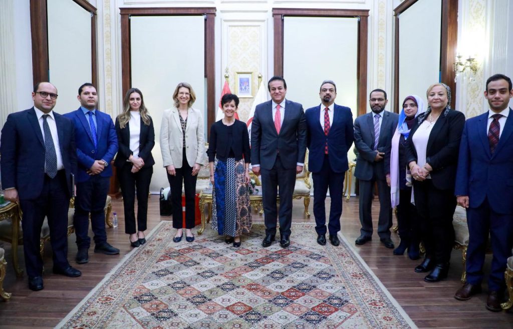 وزير الصحة يبحث توسيع التعاون مع الجانب السويسري في مجال وحدات فرم وتعقيم النفايات الطبية جانب من الاجتماع