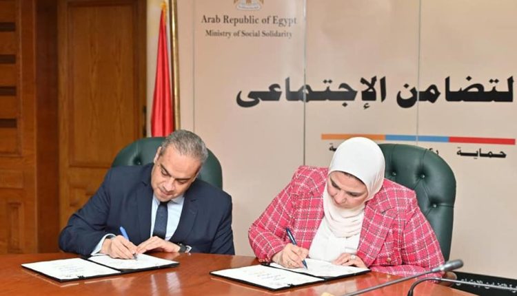 جانب من التوقيع