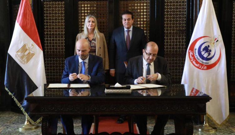 جانب من توقيع مذكرة التفاهم