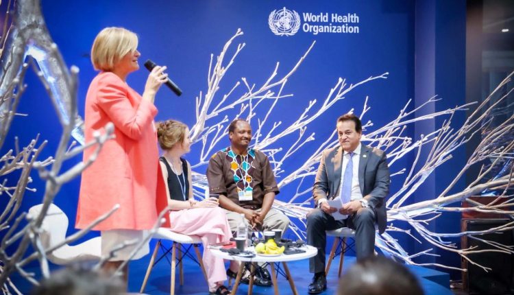 وزير الصحة خلال افتتاح جناح منظمة الصحة العالمية بالمنطقة الزرقاء