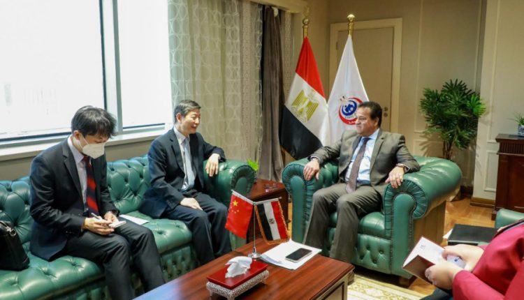 وزير الصحة خلال لقاءه مع والسفير الصيني في مصر