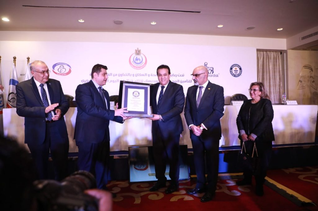 وزير الصحة يتسلم شهادة موسوعة «جينيس» لتوعية 523 طفلًا مصابًا بالسكر من النوع الأول